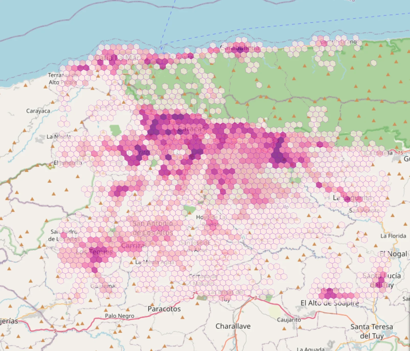 Carte de chaleur hexagonale de la zone de Caracas et La Guaira montrant les estimations de densité de bâtiments issues de l'analyse d'images antérieures à la catastrophe par fAIr, les hexagones violet foncé marquant les concentrations de construction les plus denses, utilisées pour prioriser les zones de cartographie.
